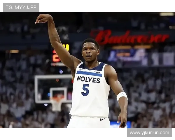 艾顿分享黑皮衣帅照展现独特魅力自律成就与众不同的能量